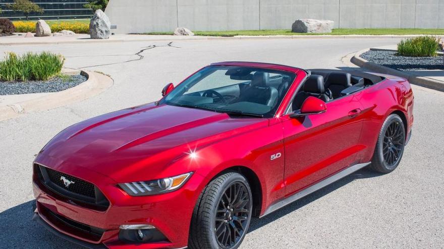 FORD MUSTANG CONVERTIBLE: Cavalls salvatges volant al vent