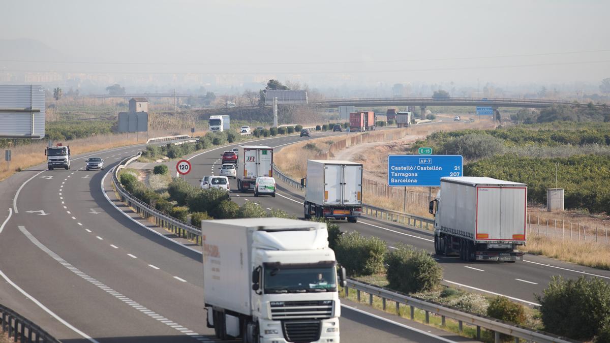 Tráfico de camiones en la autopista AP-7 a su paso por Castellón, tras la liberalización del tramo provincial.