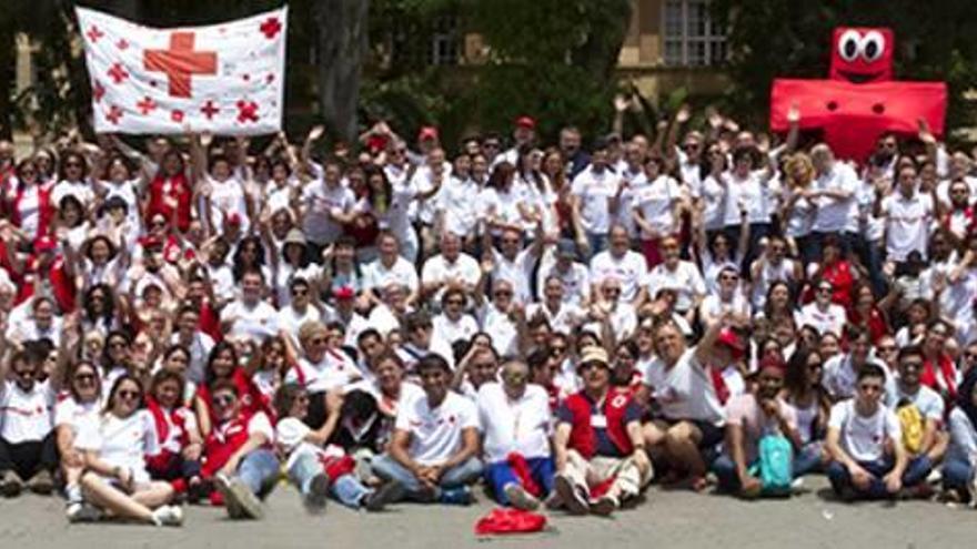 foto de grupo de los participantes en la celebración de la Cruz Roja en Sagunt.