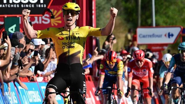 El britànic Matthew Brennan celebra el seu triomf d’ahir a Manosque, amb Pogacar a la seva estela.
