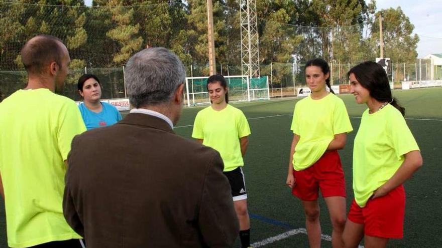 Técnico y presidente hablan con las jugadoras antes de iniciar el entrenamiento. // Bernabé/Noelia Porta