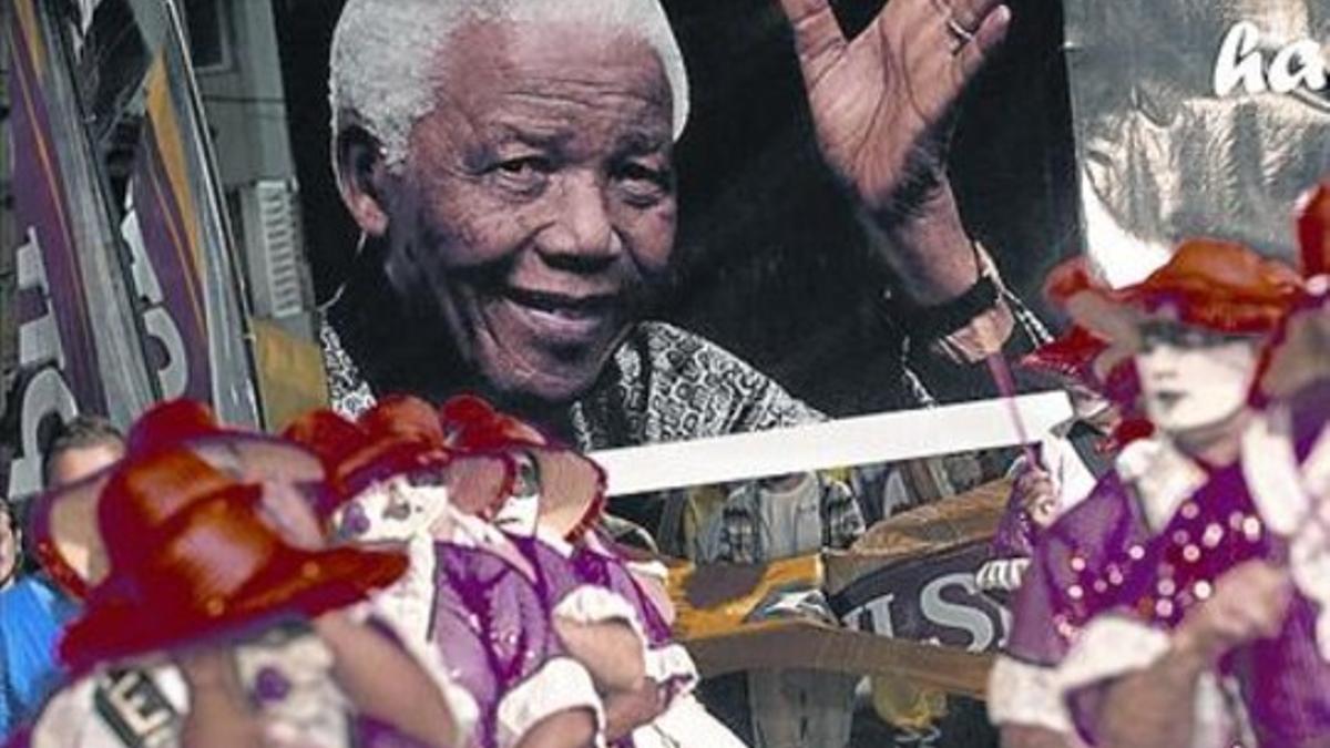 Homenaje a Mandela en el Carnaval de Montevideo (Uruguay), el jueves.