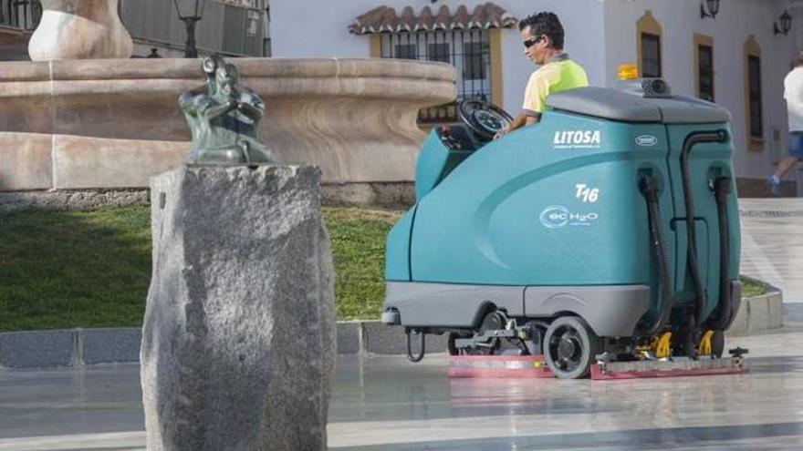 Un trabajador del servicio de Limpieza trabaja en una plaza de  Torremolinos.