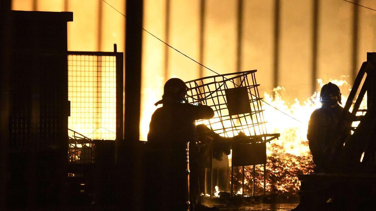 Un aparatoso incendio obliga a desalojar a decenas de familias de Murcia de madrugada