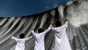 Conferencia COP28 sobre Cambio Climático en Dubai. Unos niños disfrutan de la fuente de agua surrealista en la Zona Verde