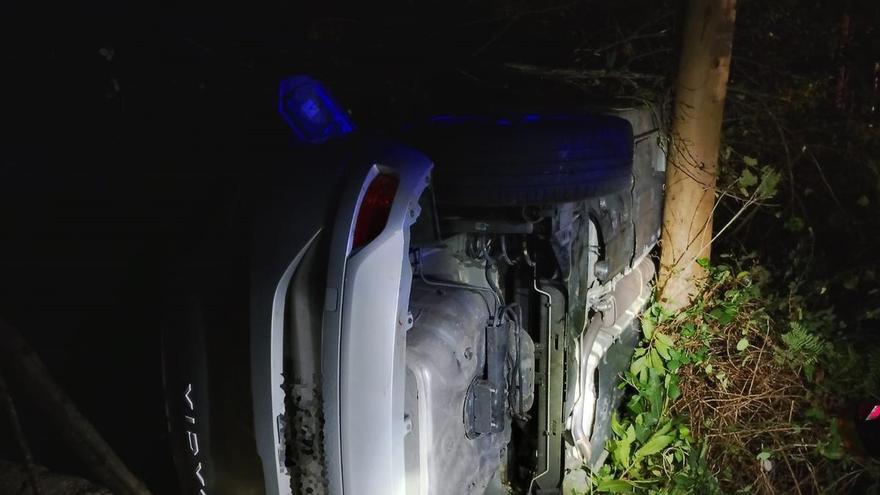 Herido tras salirse de la carretera y caer por un desnivel de 40 metros en La Caridad (El Franco)