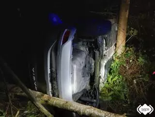Herido tras salirse de la carretera y caer por un desnivel de 40 metros en La Caridad (El Franco)