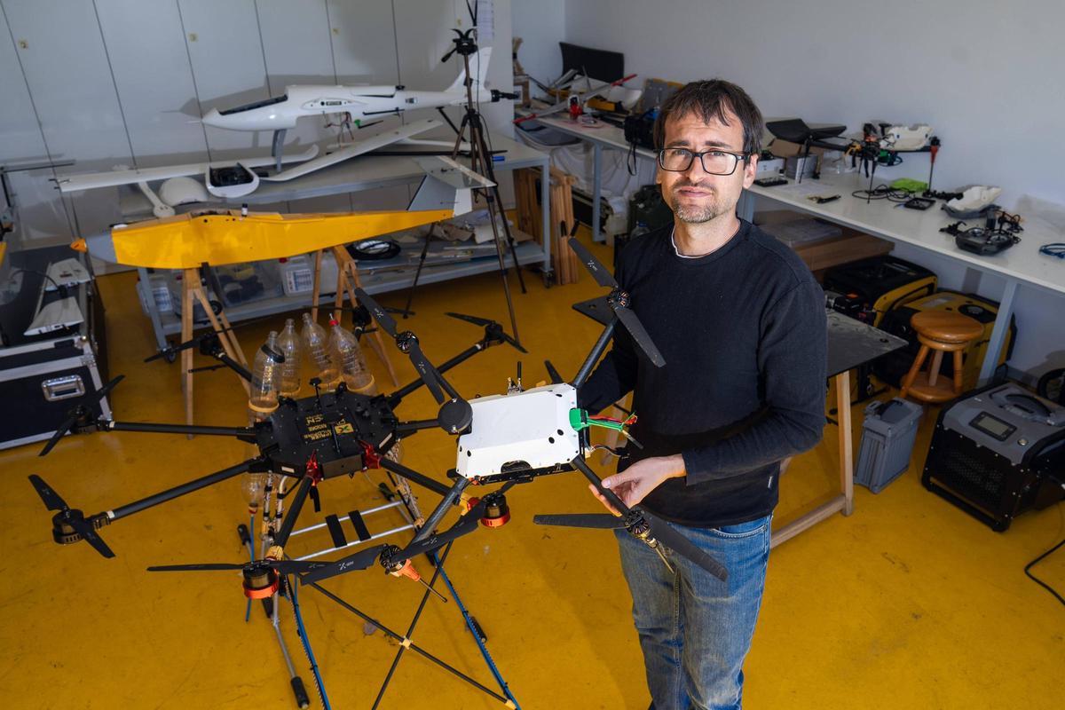 Drones desarrollados por la empresa tecnológica FRÍAS, con sede en Moià, que se encargará del transporte de material sanitario entre hospitales catalanes y trabaja también en aplicaciones civiles como la prevención y extinción de incendios o servicios de emergencia, alejadas de usos militares. En la imagen, Jordi Salvador, CEO del BCN Drone Center, durante la entrevista en las instalaciones.
