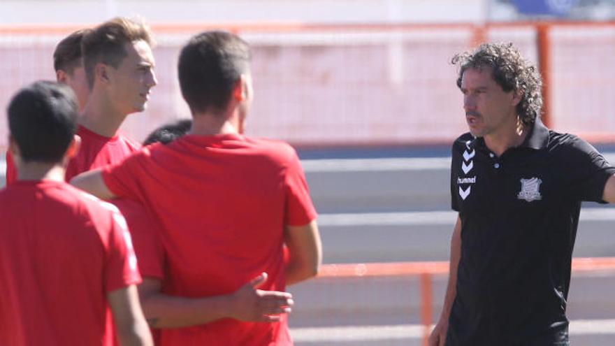 Raúl Garrido dirigiendo una sesión del juvenil A.