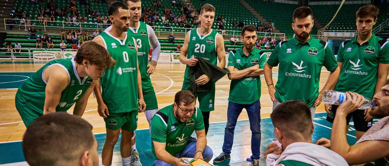 Roberto Blanco da instrucciones a los jugadores en un tiempo muerto.