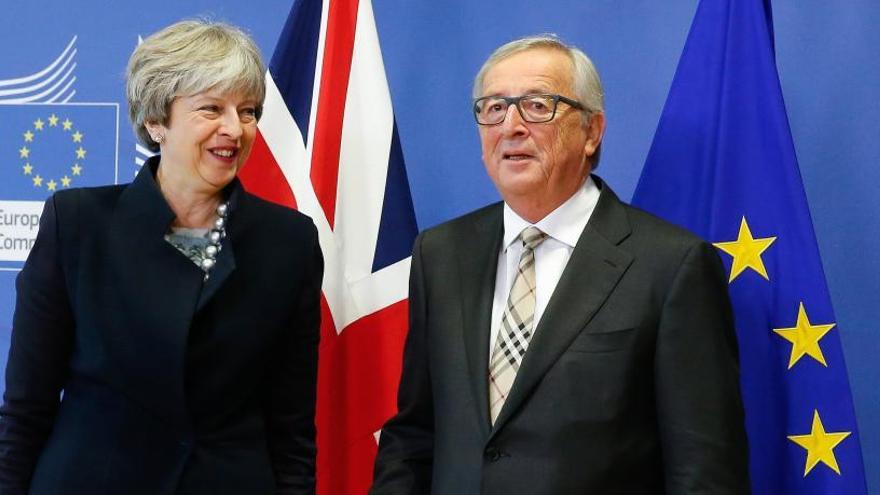 Jean-Claude Juncker recibe a Theresa May.