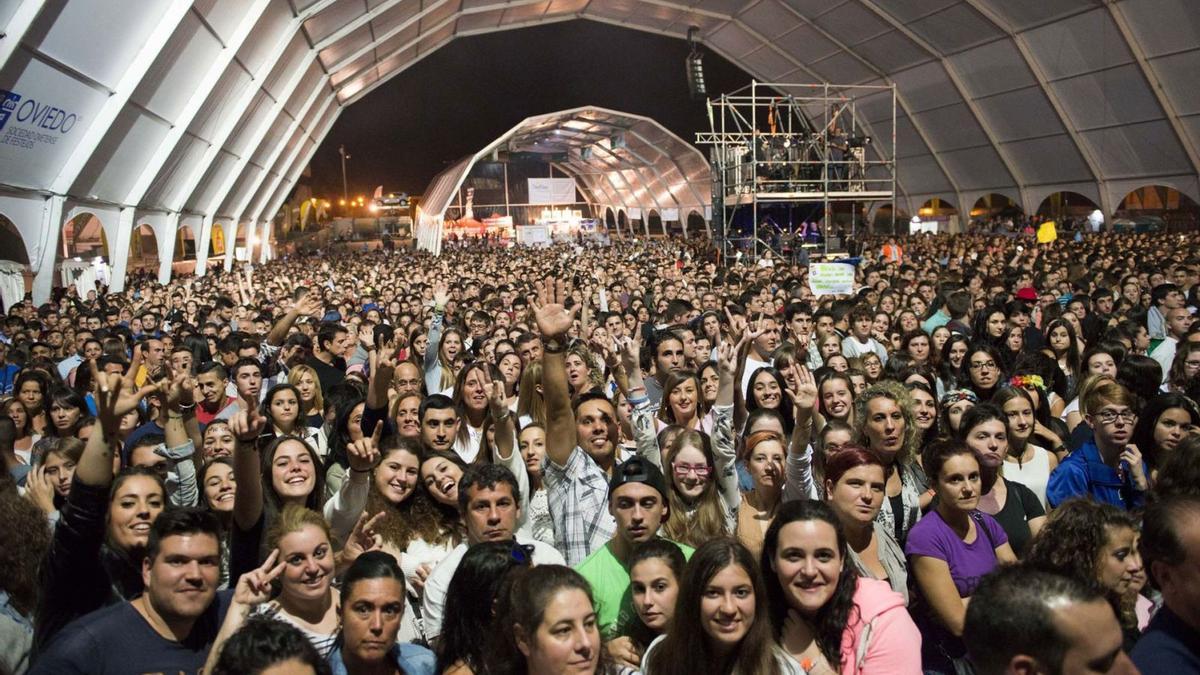 Público asistente al concierto de Melendi en La Ería, en las fiestas de San Mateo de 2015, el último recital celebrado hasta la fecha en ese recinto. 