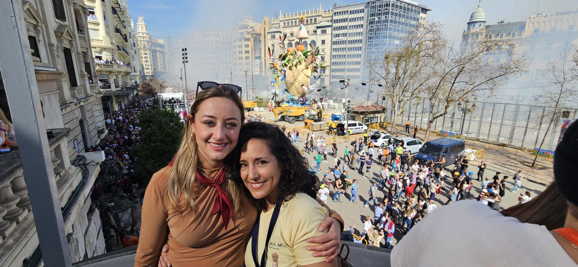 Rocío Gil, con Cristina Gómez, la joven masectomizada que da origen a la falla García Lorca-Oltá