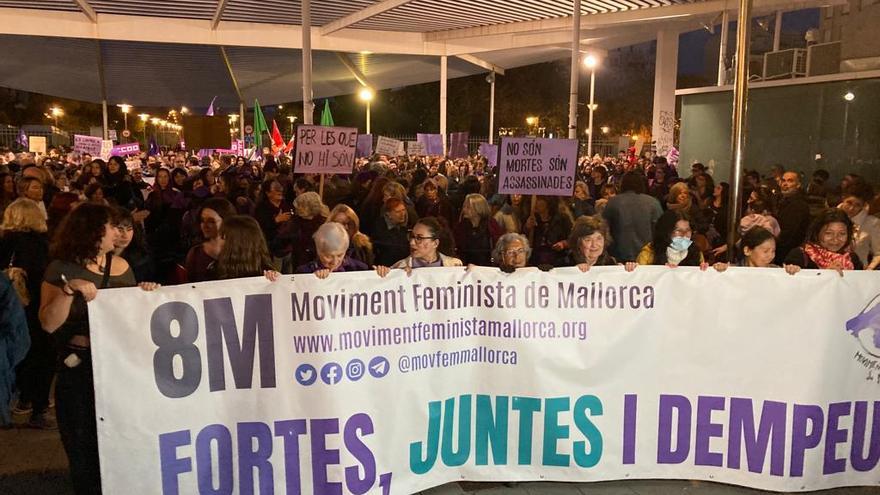 Miles de personas recorren Palma en la manifestación feminista del 8M