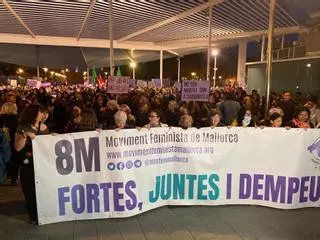 Miles de personas recorren Palma en la manifestación feminista del 8M