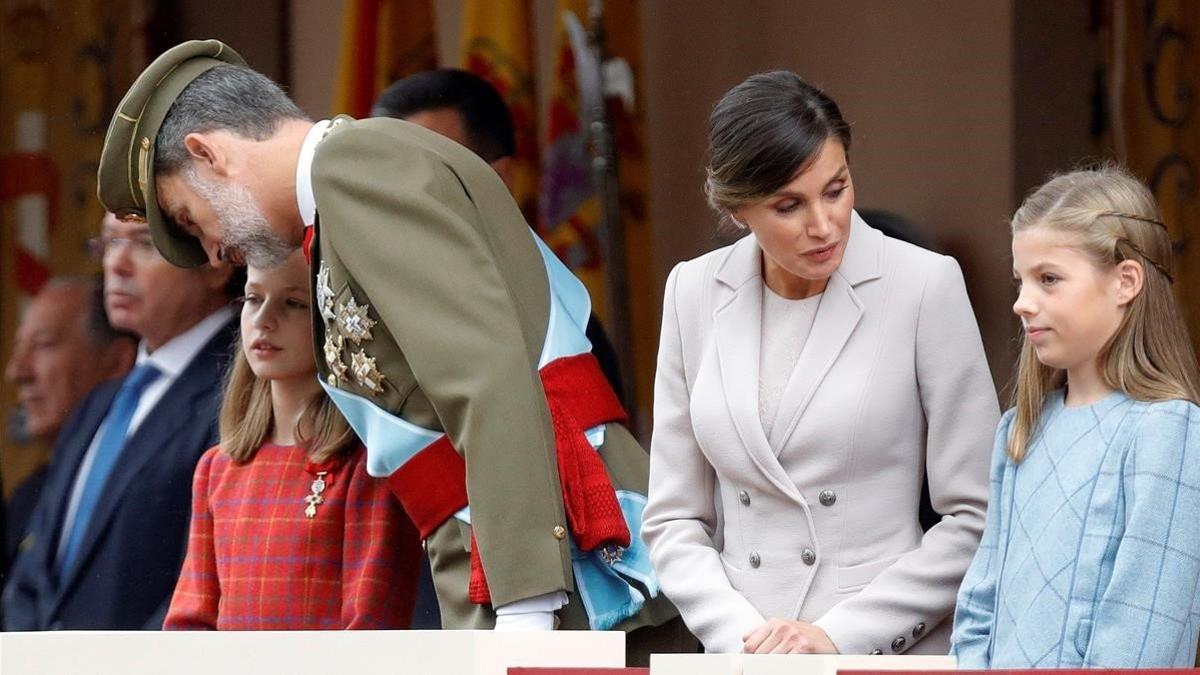 Los Reyes con Leonor (de rojo) y Leonor, en el desfile del 12 de Octubre.