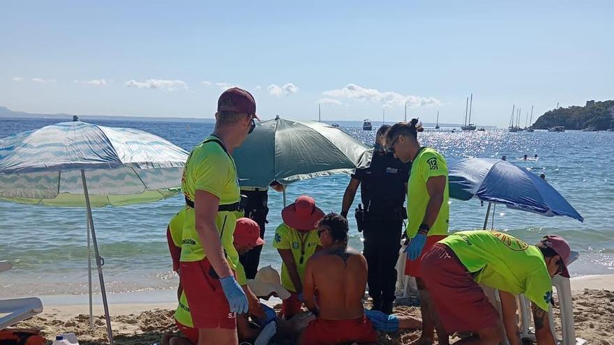 Socorristas reaniman a un bañista ahogado en la playa de Palmanova, en Calvià