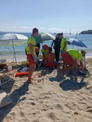 Socorristas reaniman a un bañista ahogado en la playa de Palmanova, en Calvià