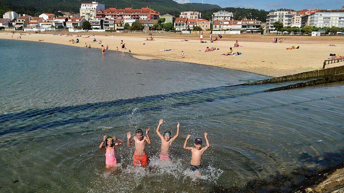 Las piscinas en la playa de A Concha-Compostela son un compromiso electoral del alcalde Varela.