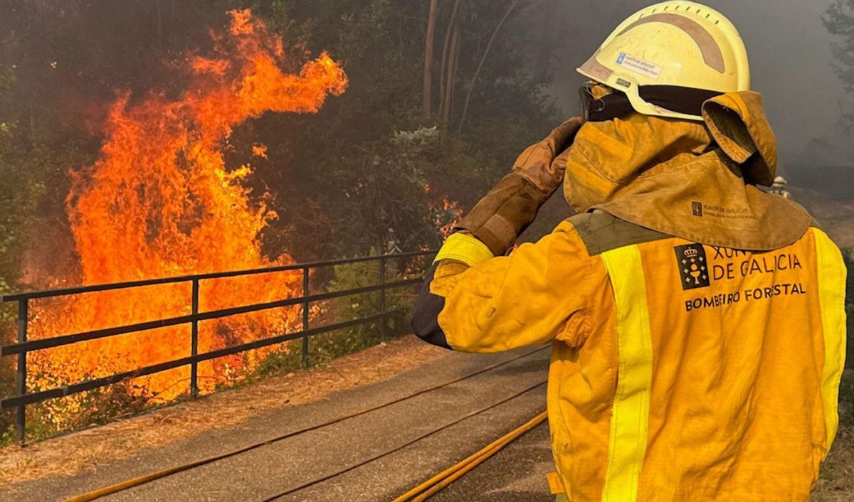 Un bombero examina una lengua de fuego en el voraz incendio. | A.I./Europa Press
