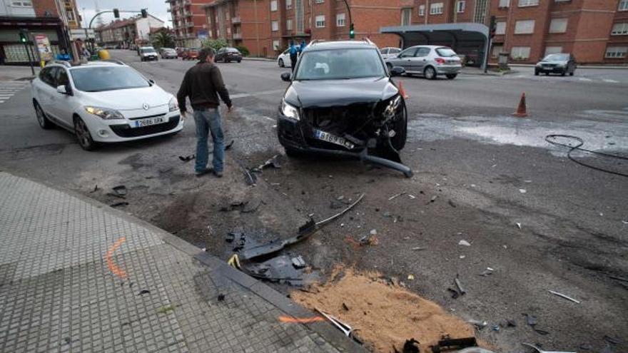 Dos conductores, heridos leves en un accidente de tráfico en la avenida de Santa Apolonia