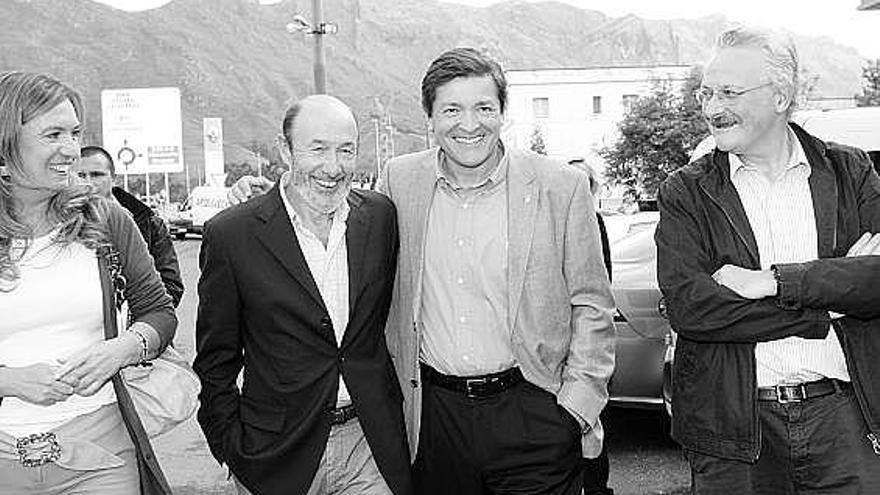 Por la izquierda, Dolores Álvarez, Alfredo Pérez Rubalcaba, Javier Fernández y Antonio Trevín, ayer, en Llanes.