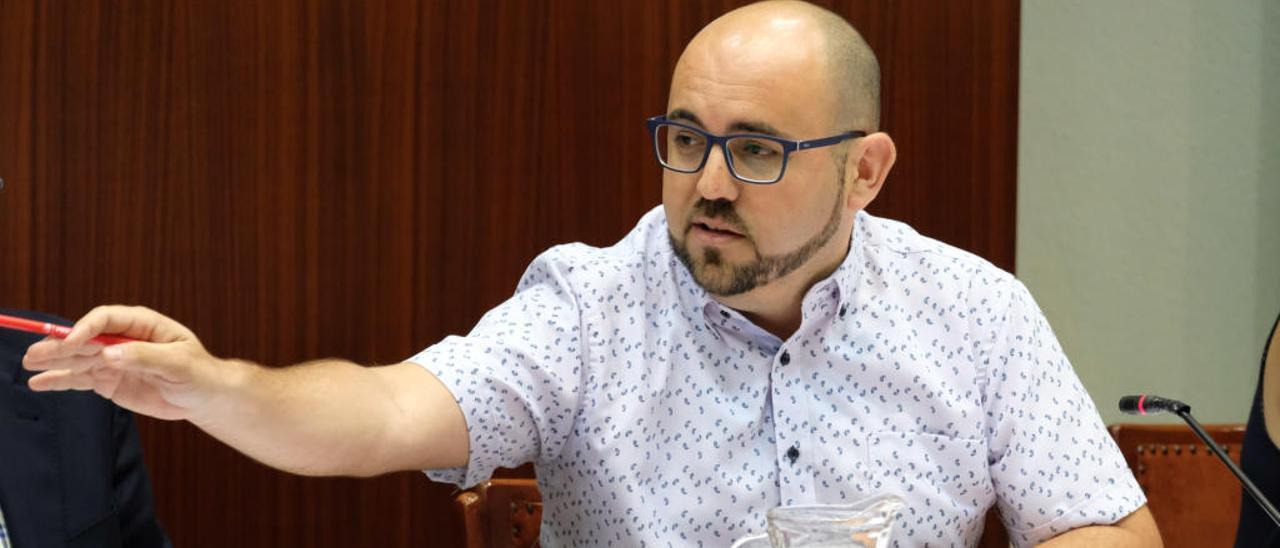 El concejal de Hacienda, Iván Ñíguez, en el pleno de Novelda.