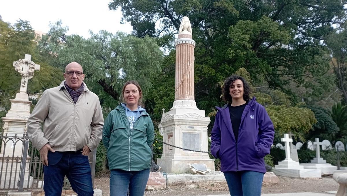 Javier Noriega, Carmen Vera y Carmen Aumente, en el Cementerio Inglés, donde han restaurado 11 tumbas. Javier Noriega, Carmen Vera y Carmen Aumente, en el Cementerio Inglés, donde han restaurado 11 tumbas.