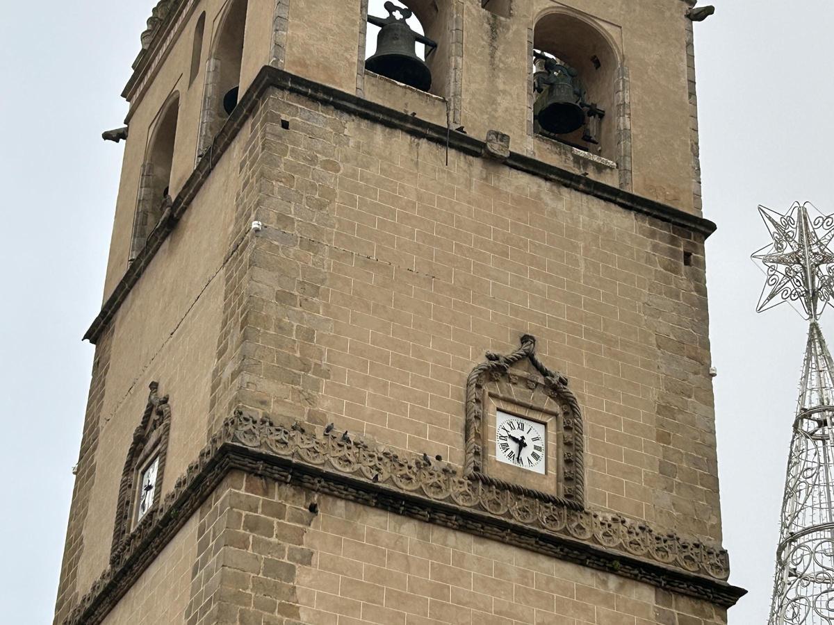 Las esquineras y el cable al que se sujetaban las guirnaldas aún permanecen en la torre de la catedral.