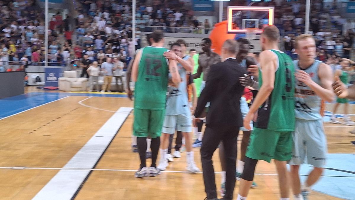 Fotogalería | Tristeza al final del partido entre el Cáceres y el Palmer Fotogalería | Tristeza al final del partido entre el Cáceres y el Palmer