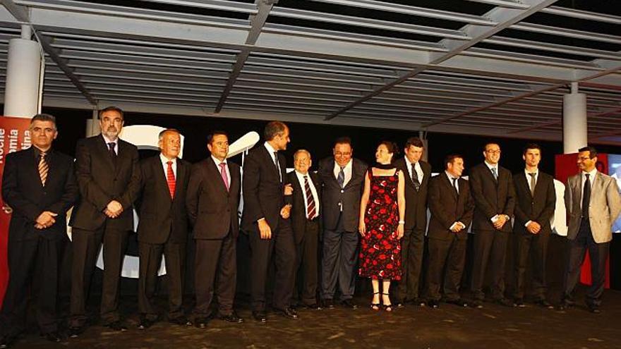 El presidente Camps y Garrigós, anoche, con los galardonados en la gala de la Cámara de Comercio celebrada en la terraza del centro de ocio Panoramis.