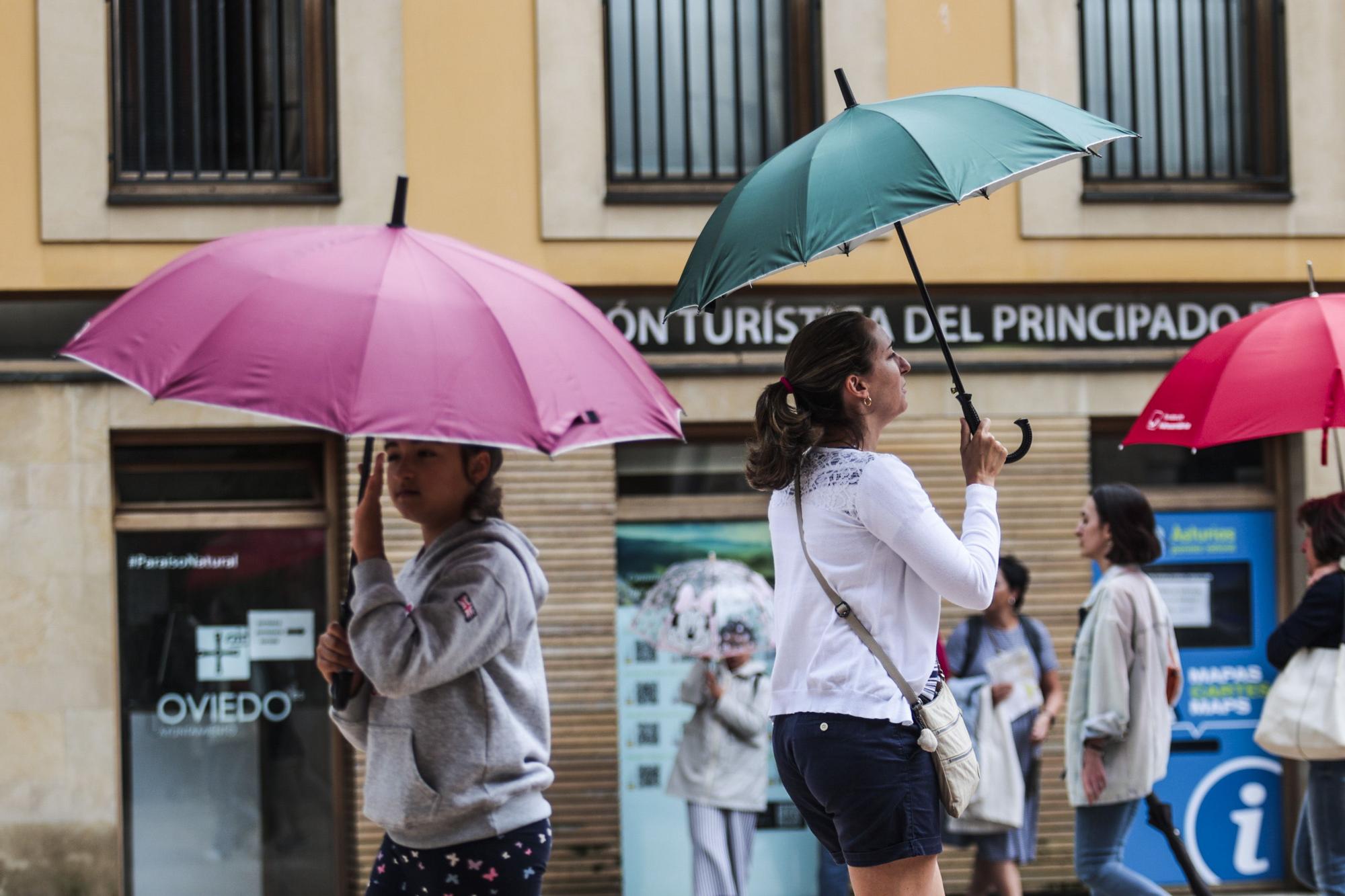 En imágenes: Los turistas, preparados para las lluvias asturianas