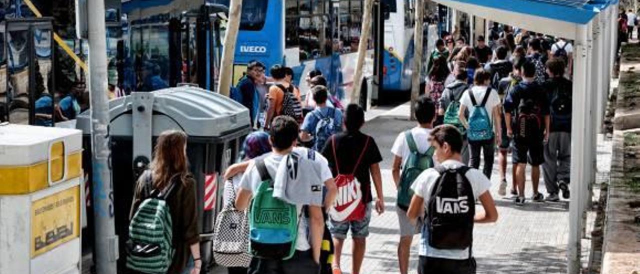 Alumnos del complejo escolar Salto del Agua a la hora de salida de los centros educativos.