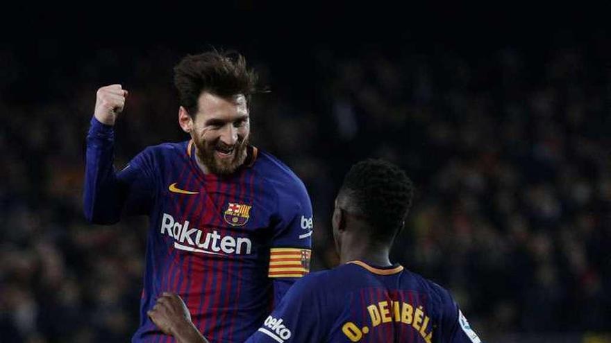 Messi celebra uno de sus dos goles junto a Dembélé.