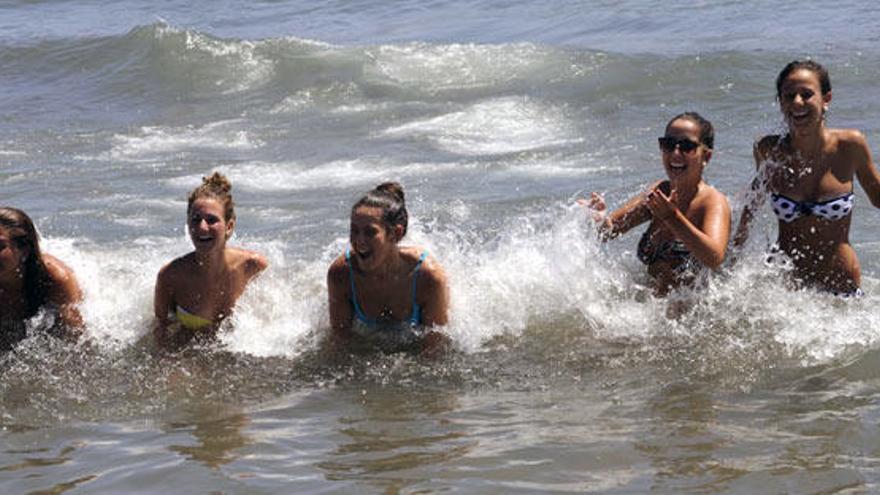 Un grupo de bañistas combate el calor en la playa.