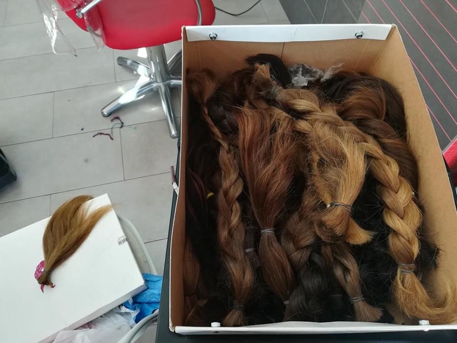 Una peluquería de Santa Eulària dona pelo a una asociación que elabora pelucas para mujeres y niñas sin cabello por el cáncer.