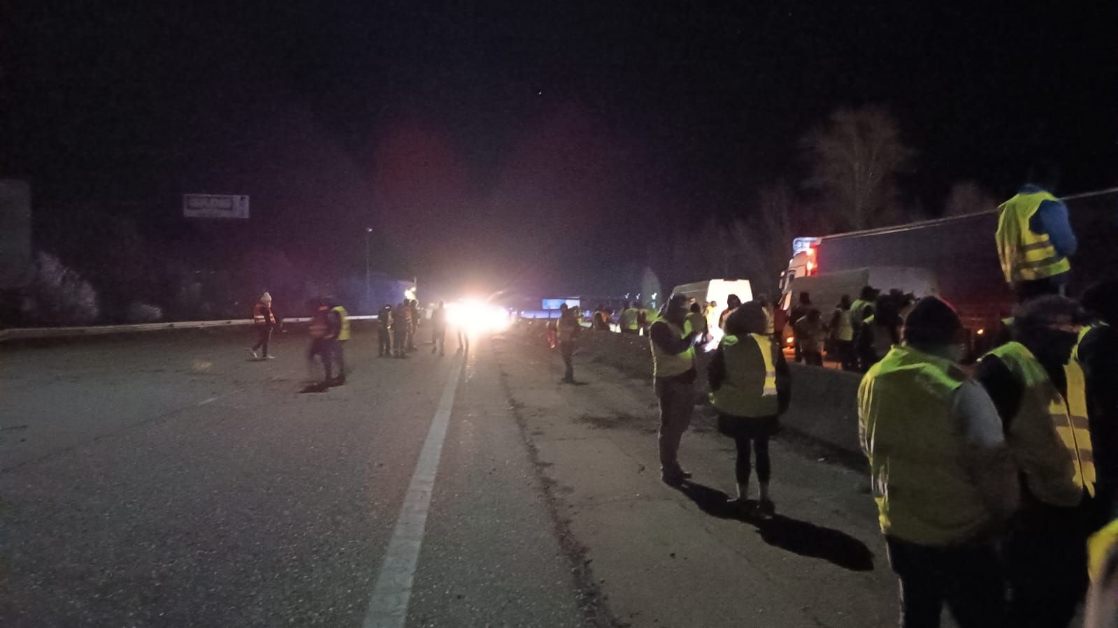 GALERÍA | El campo de Zamora invade la A-6 durante la madrugada: imágenes de la tensión