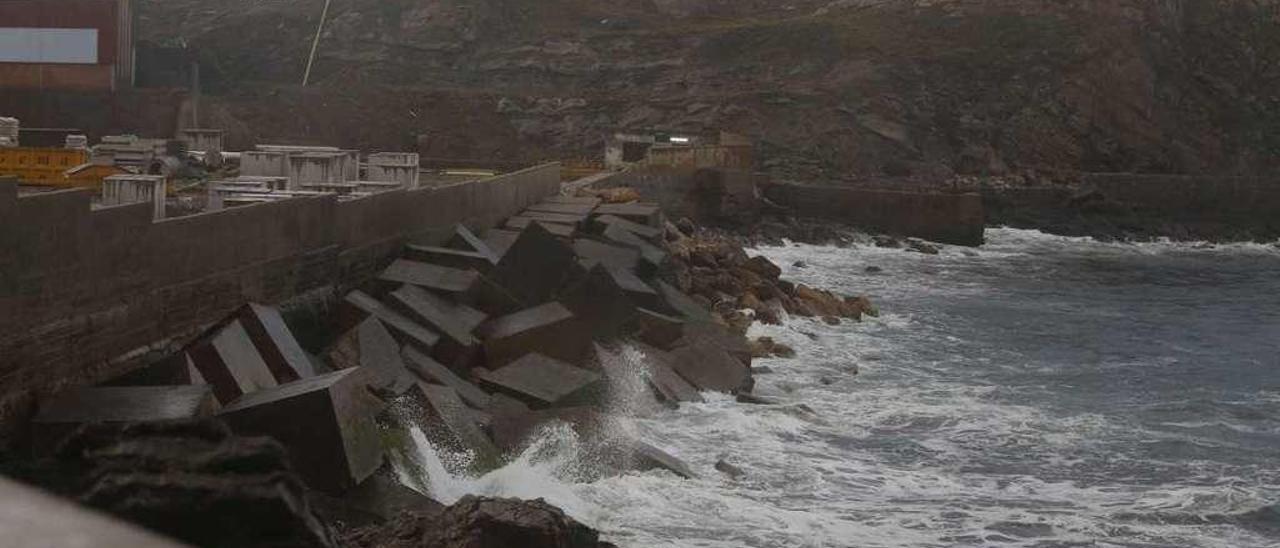 La escollera de la playa del Dólar, ayer.