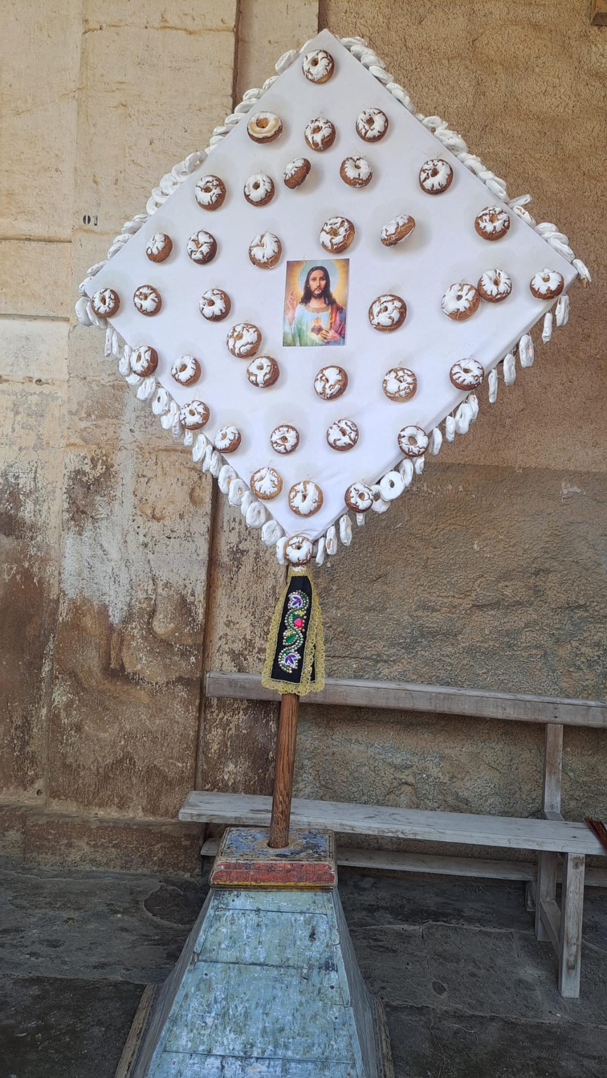 El ramo de Bretó, recuperado por la asociación cultural y el apoyo vecinal.
