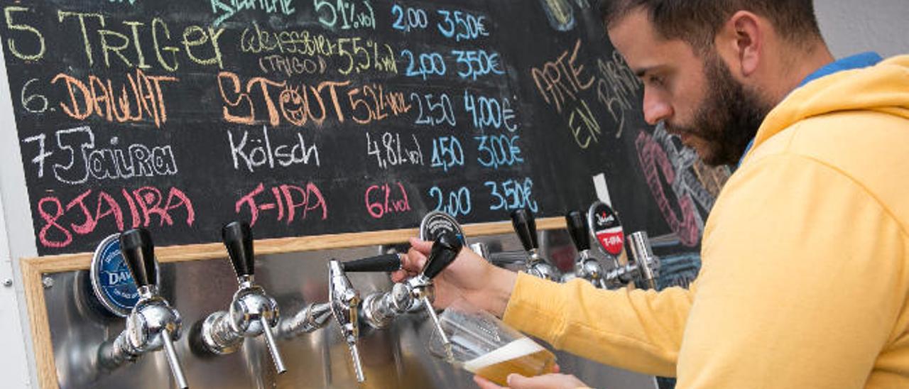 Juan Castro tirando una cerveza artesanal.