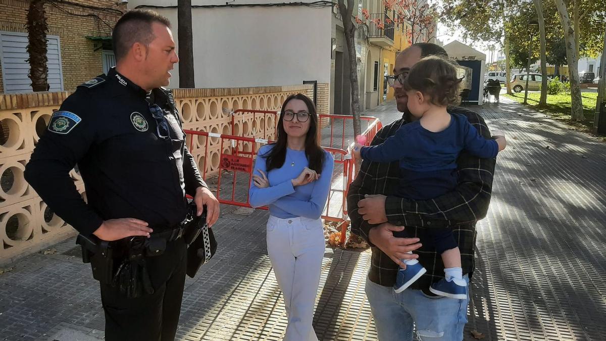 Los padres de Rodrigo y el policía local Alejandro Martínez dialogan en la plaza de Sant Ferran en el momento del reencuentro de ayer.yer.POlicía Local de