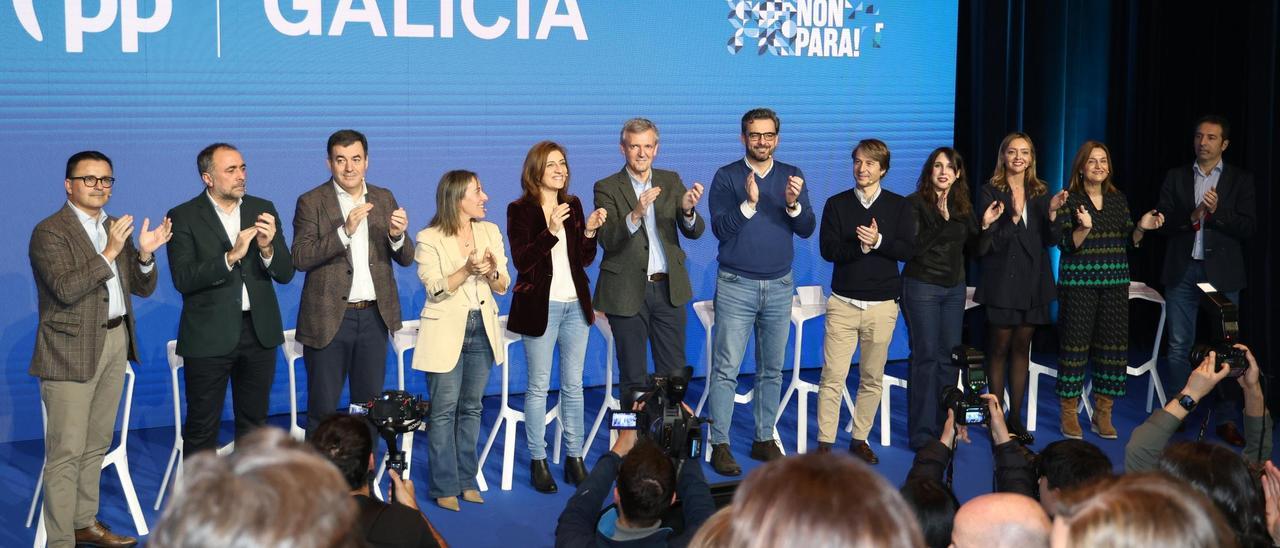 Alfonso Rueda, en el centro, en un acto en Vigo junto a sus conselleiros.