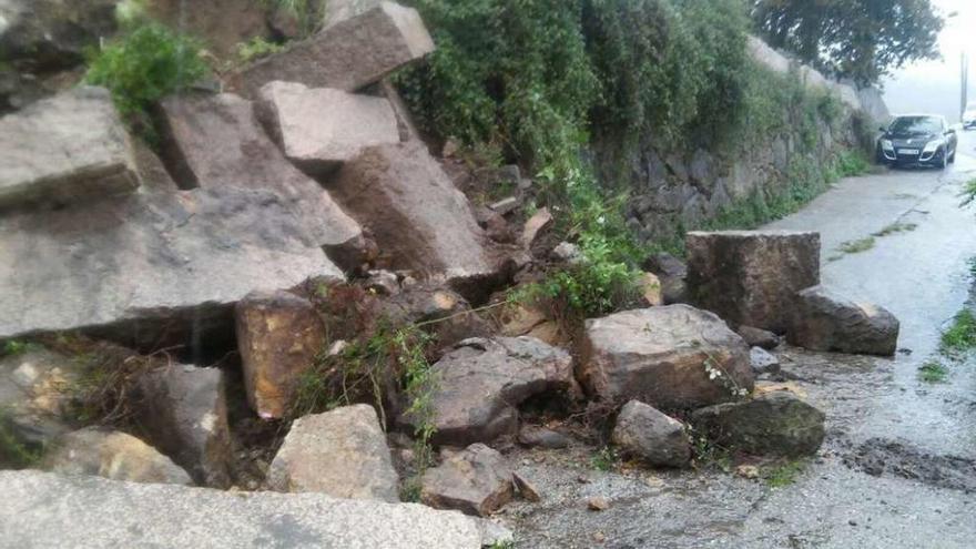 El muro que se desplomó el jueves a primera hora de la mañana en el camino de Isamil, en Meira. //S.A.
