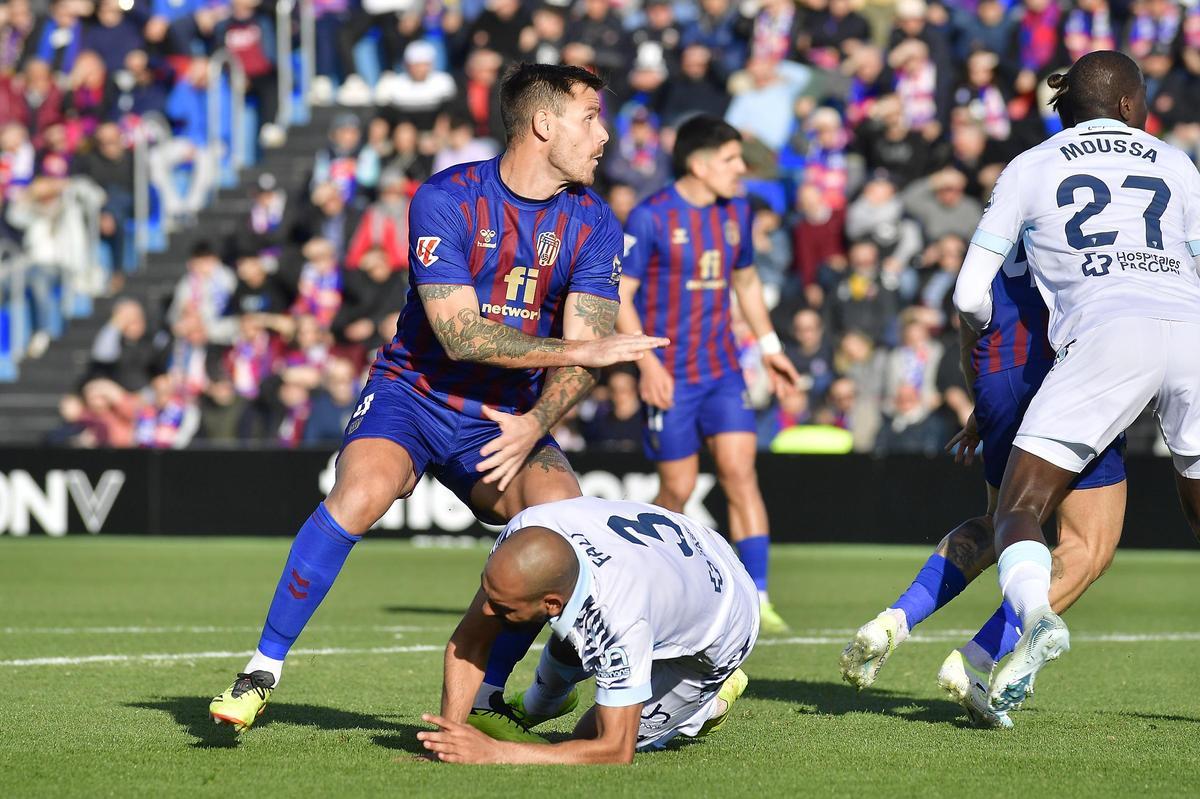 Eldense-Cádiz: El Eldense de Ponz toca fondo (1-4)