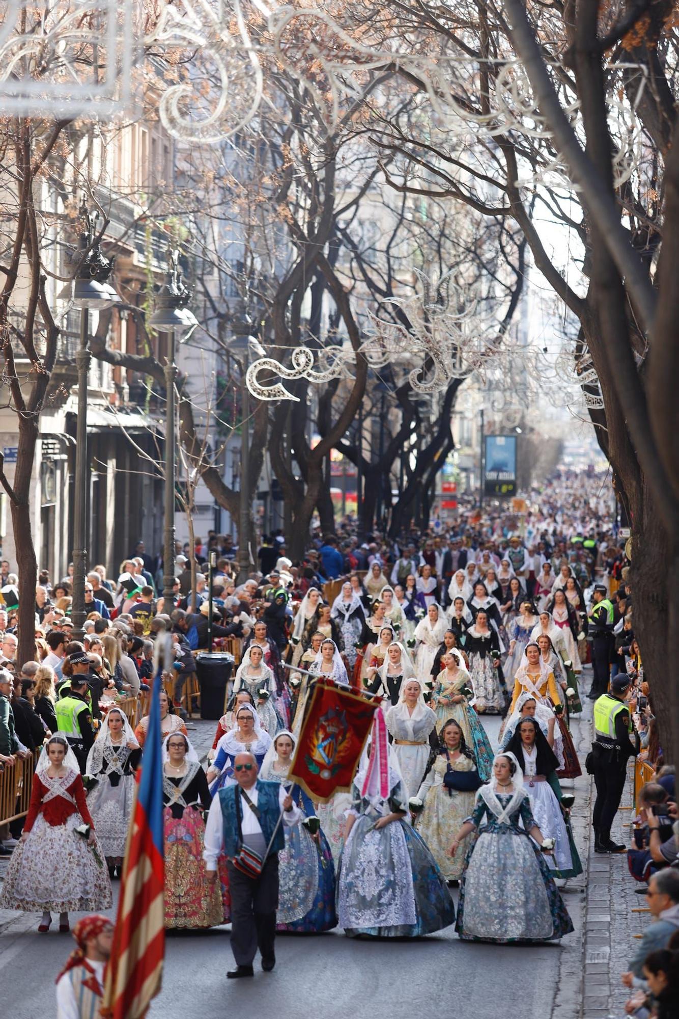 Las primeras comisiones ofrendan a la virgen