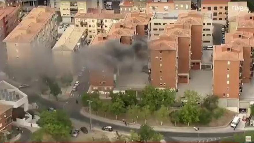 El helicóptero de LaVuelta se encuentra un incendio en un edificio durante la carrera