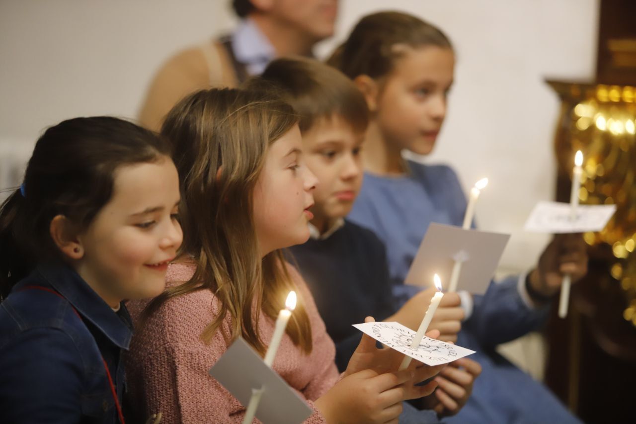 Los niños pasan bajo el manto de la Virgen de los Dolores de Córdoba