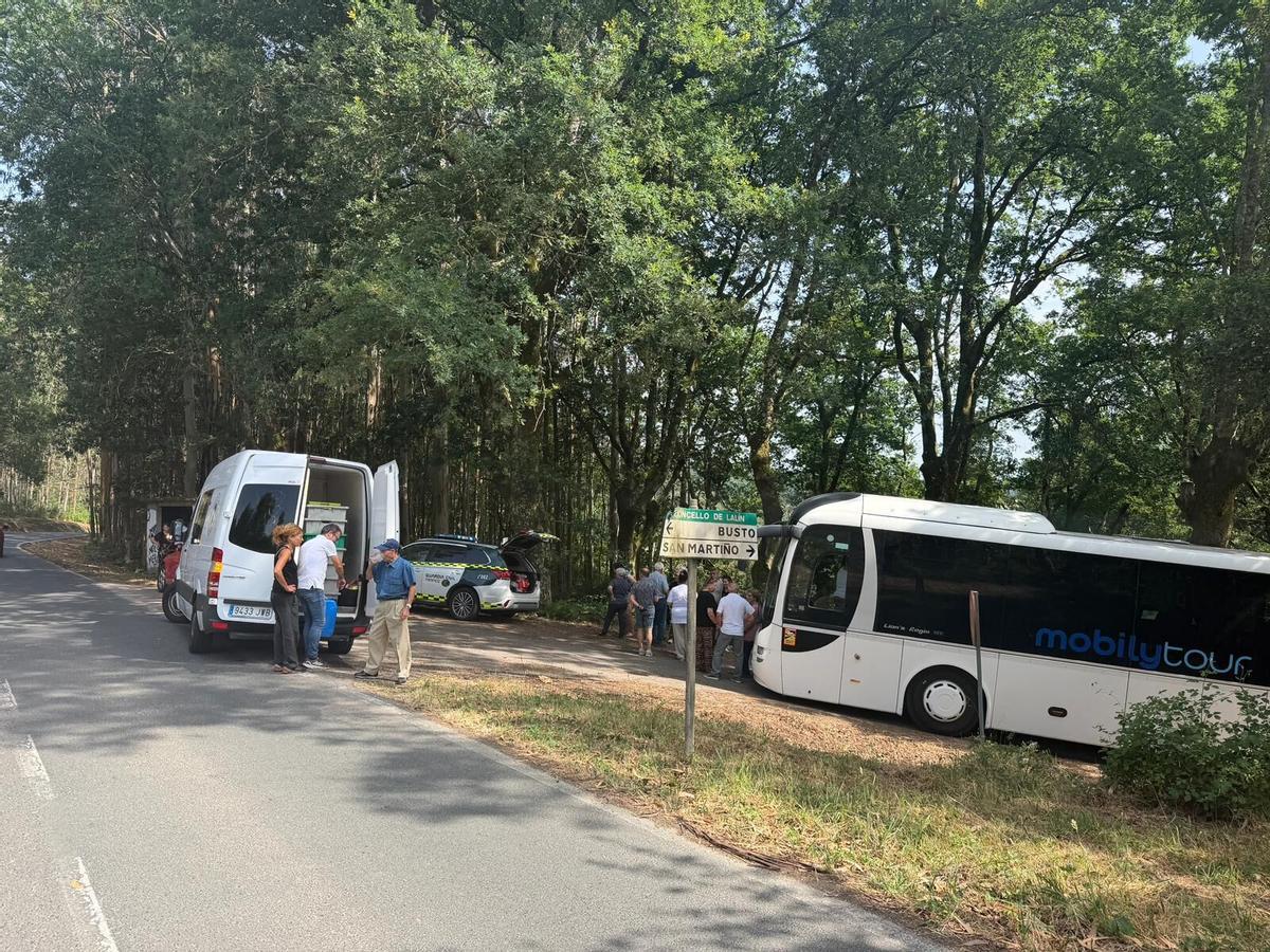 Un pulpeiro ofrece agua a los pasajeros del bus lusitano.