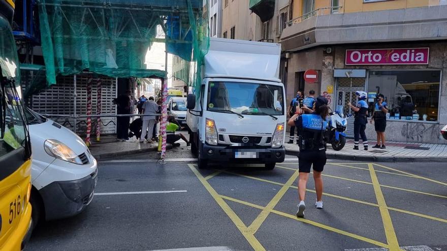 Cae de un andamio tras la embestida de un furgón