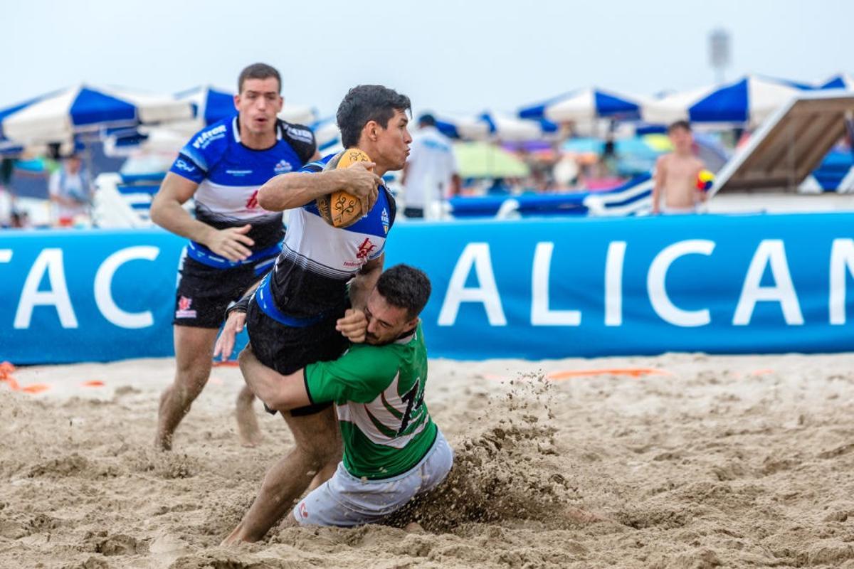 Imagen de octava edición del torneo de rugby playa celebrado el verano pasado en Villajoyosa.